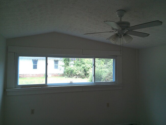 Foto del edificio - **UPCOMING**4 bedroom / 2 bathroom Home fo...