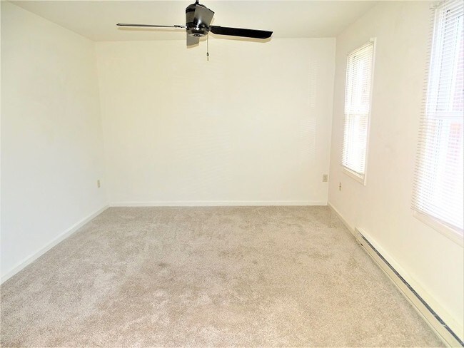 Building Photo - 215 Heatherwood Dr