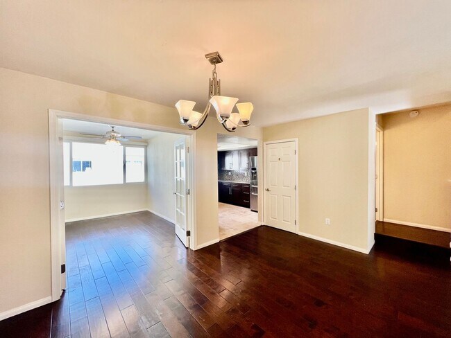 Foto del edificio - Beautifully Updated 3B+Office/2.5BA w/ 2 C...