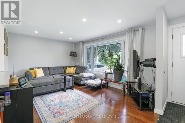 Building Photo - 926 Charleswood Ave
