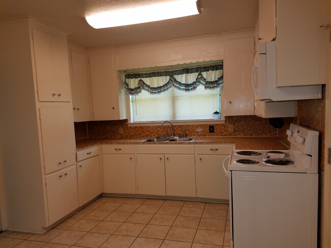 Building Photo - SOUTHERN HILLS!