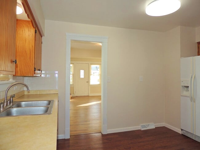 Building Photo - 3 Bedroom Bungalow for Rent!