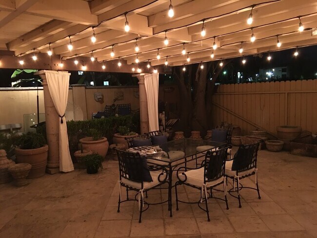 Foto del edificio - 15233-15232 Valleyheart Dr