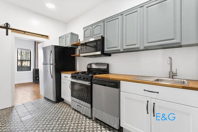 Foto del edificio - Garden Level 3 BR Townhouse Custom Apt.  with large private outdoor Space