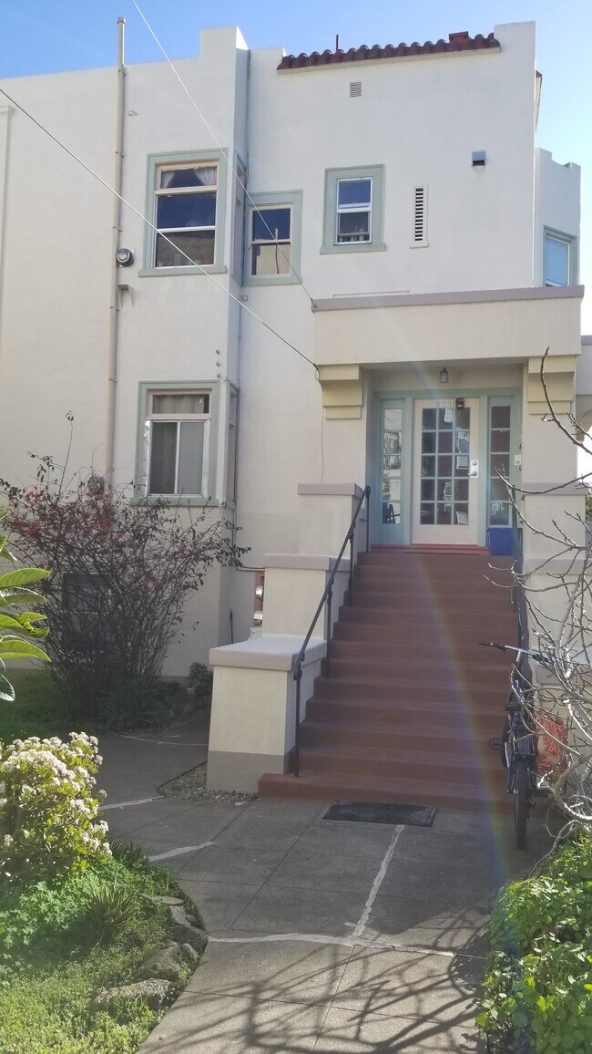 Frente - 2206 Dwight Way