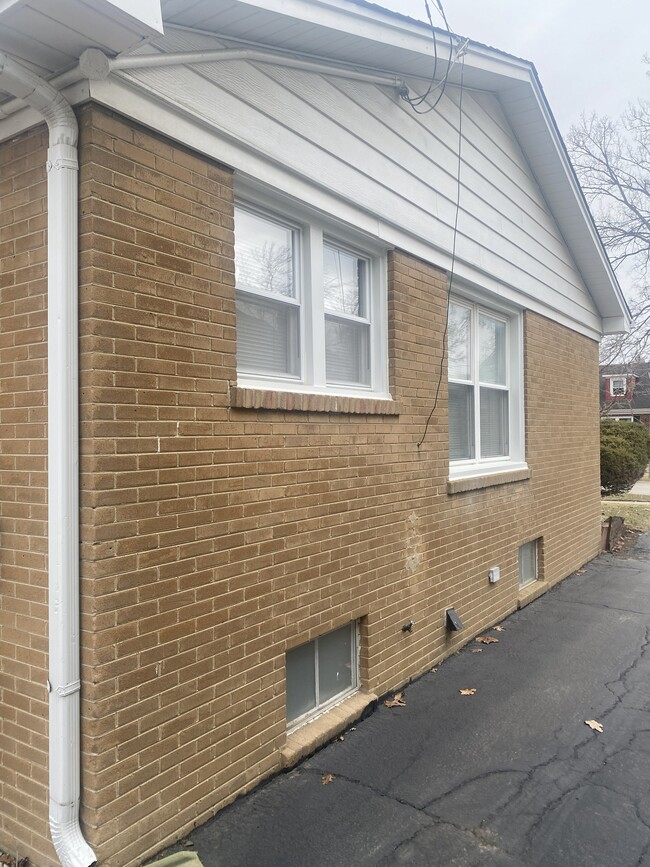 Side - 712 S Swain Ave