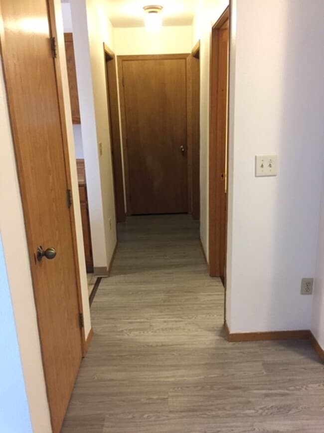 Building Photo - South Anchorage Beautiful and Spacious dow...