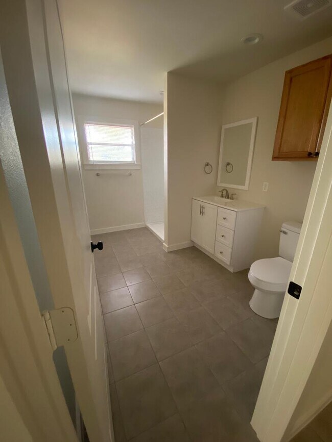Main Bath - 140 FM 16 W