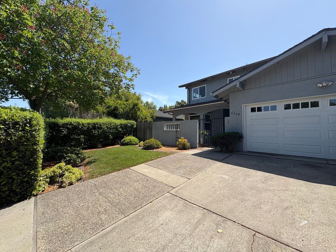 Primary Photo - Charming Palo Alto Home with Beautiful Lan...