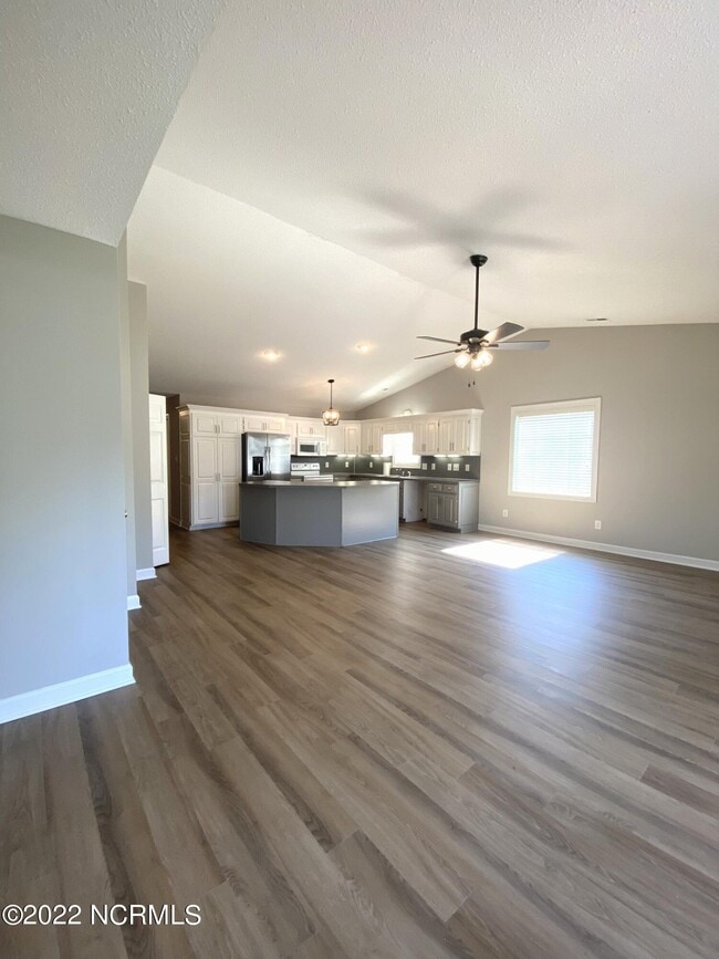 Building Photo - 205 Village Ct
