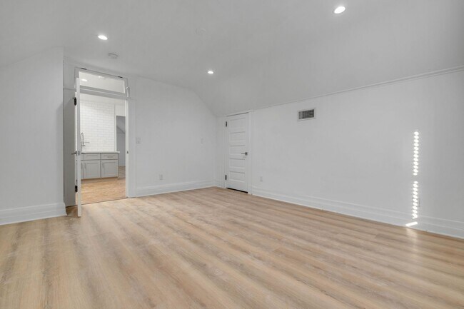 Foto del edificio - This spacious 1 bed, 1 bath apartment in a small, peaceful property in prime Lincoln Heights is n...