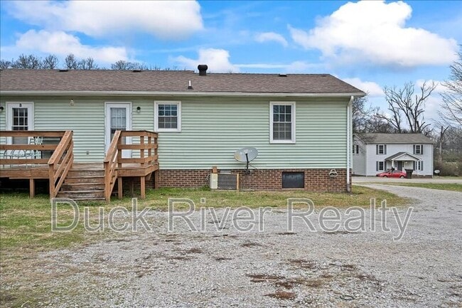 Building Photo - 525 Woods Dr