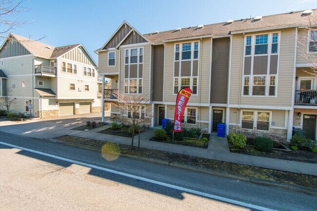 Foto del edificio - Rarely Available Spacious Townhome Style C...