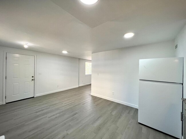 Foto del edificio - 1-Bedroom with Bonus Room! Housing Voucher...