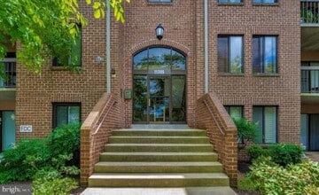 Building Photo - 11305 Commonwealth Dr