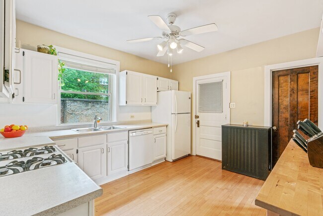 Building Photo - 4906 N Talman Ave