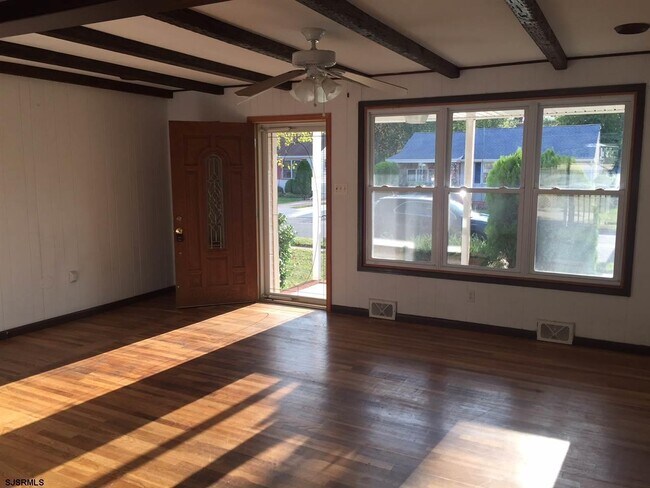 Foto del edificio - 11 Forrest Dr