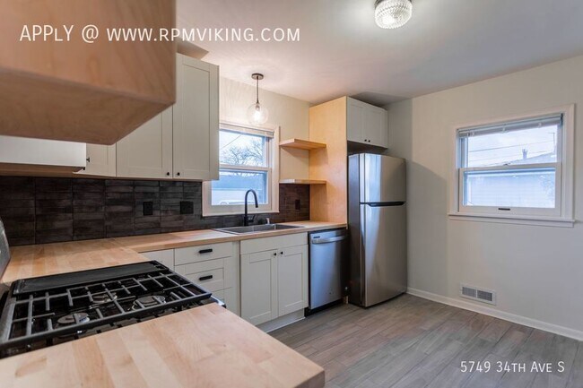 Building Photo - 3 Bed 2 Bath Home with large 2.5 Car Garage