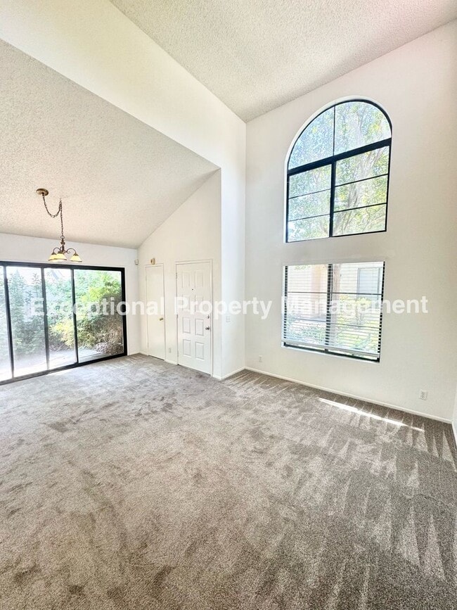 Building Photo - Ready to move in 2 bed 1 bath unit