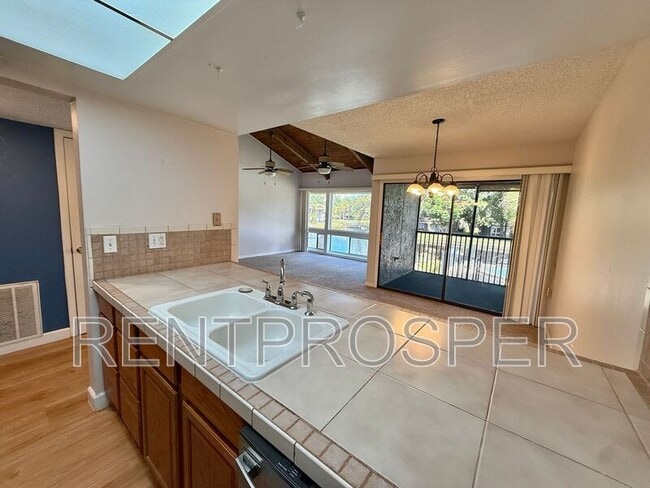 Foto del edificio - 6019 Windhover Dr