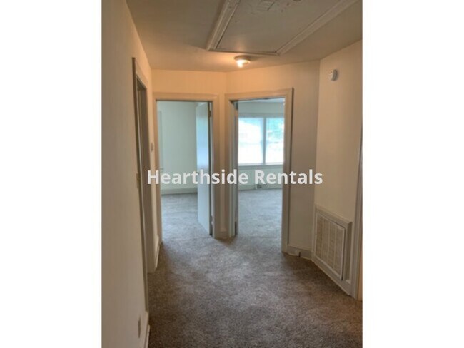 Building Photo - **3 Bedroom 1 Bath Single Family Home Minu...