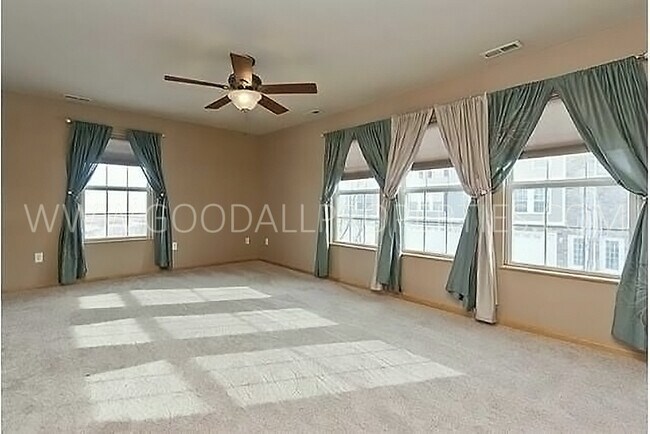 Foto del edificio - Immaculate 2 bedroom, 2 bath end unit with...