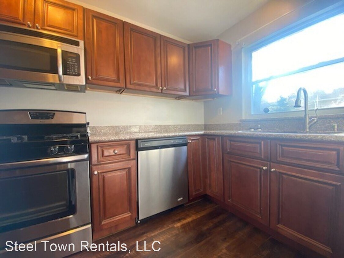 Primary Photo - 2 br, 1.5 bath House - 247 Walnut St.
