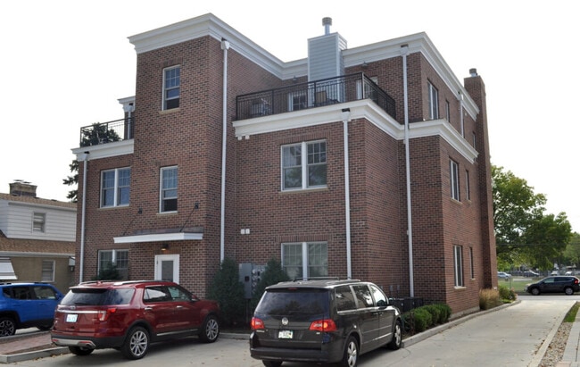 Building Photo - 1407 W Cossitt Ave