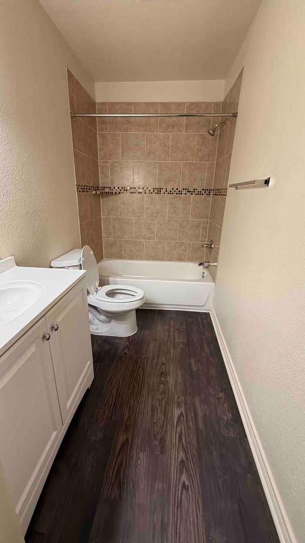 Building Photo - 4 Bedroom/2 Bath Home- Walking distance to...