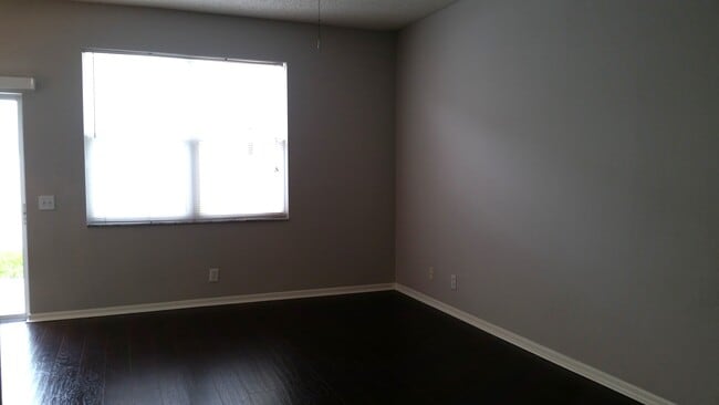 Foto del edificio - 569 Vallance Way NE