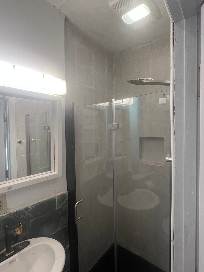 ducha - 2330 Effie St