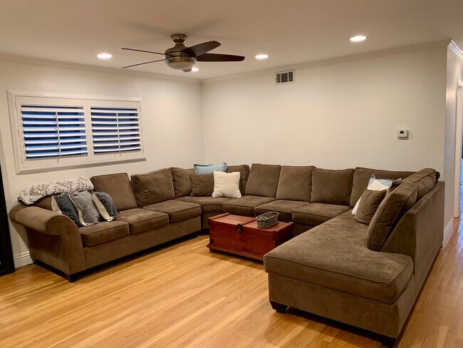Sala de estar amueblada - 1261 5th St