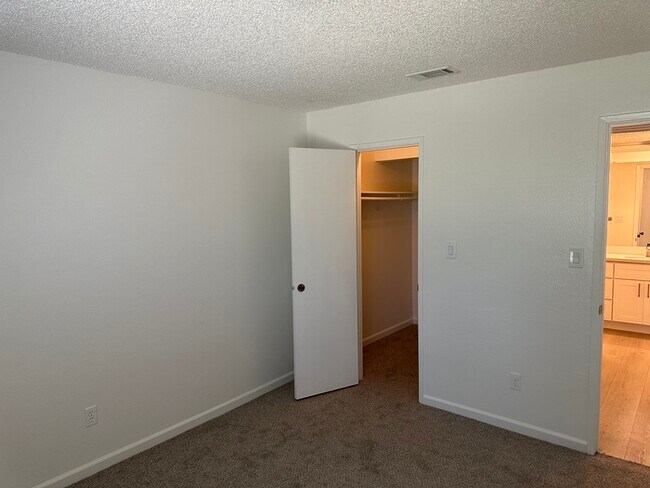 Building Photo - East Modesto 1 Bedroom 1 Bath Condo "Gated...