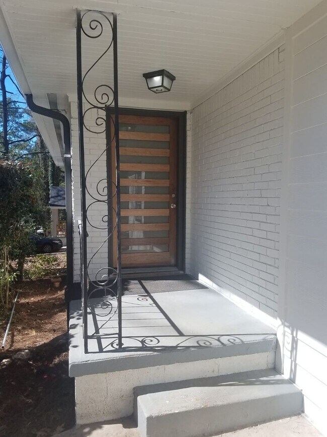 Foto del edificio - 4 Bed 2 Bath in Decatur!