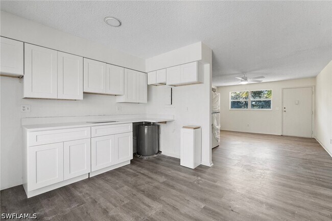 Foto del edificio - 1560 Colonial Blvd