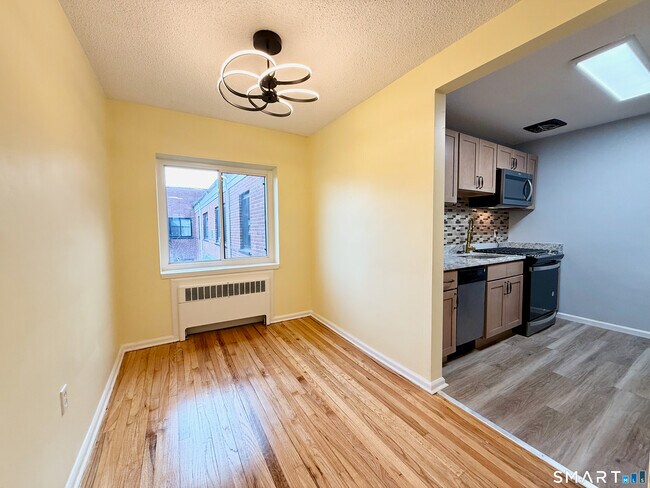 Foto del edificio - 570 Whitney Ave