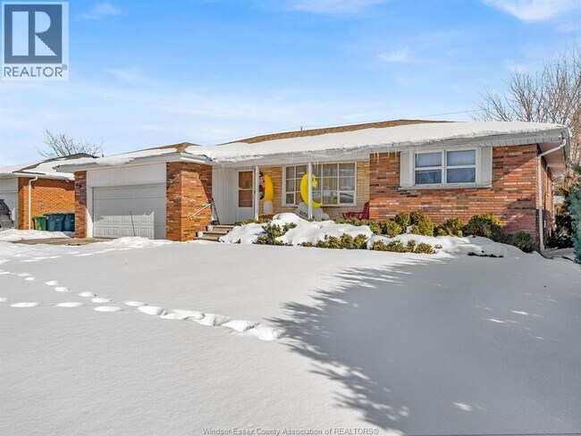 Photo du bâtiment - 2450 McKay Ave