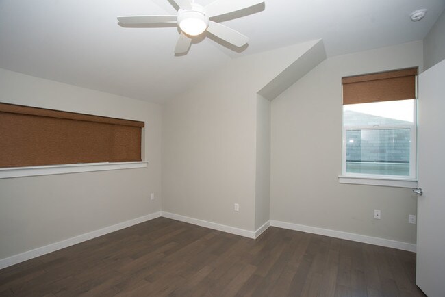Building Photo - 4 bedroom 3 bath home for rent