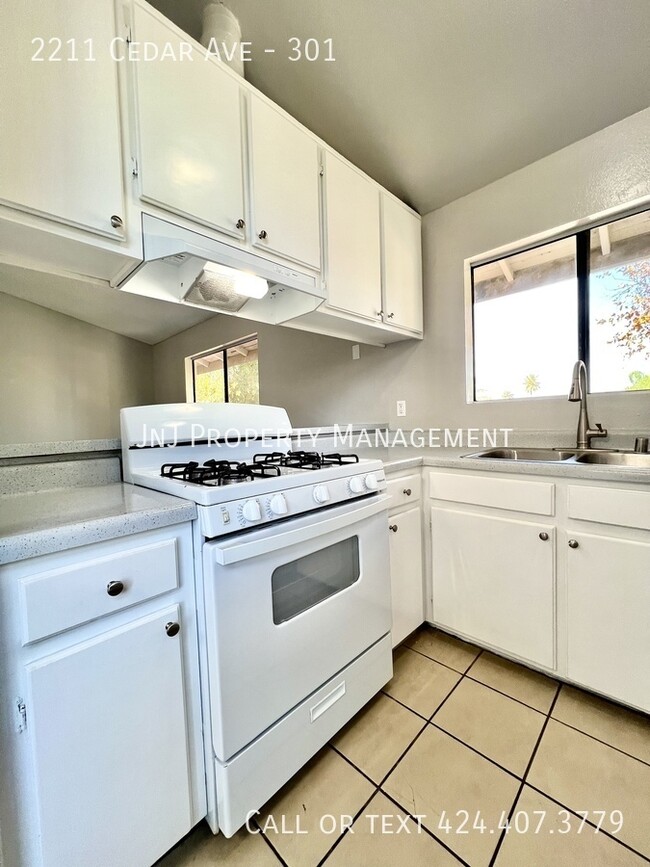 Foto del edificio - 2211 Cedar Ave