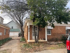 Building Photo - 842 S Flood Ave