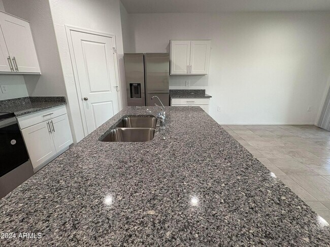 Foto del edificio - 1575 E Lardner Dr