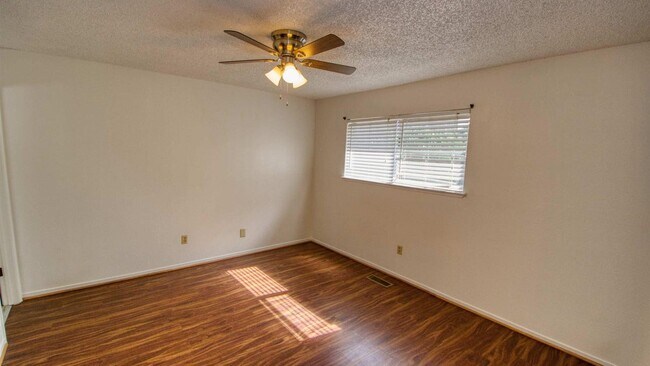 Building Photo - 6650 Peppermint Dr
