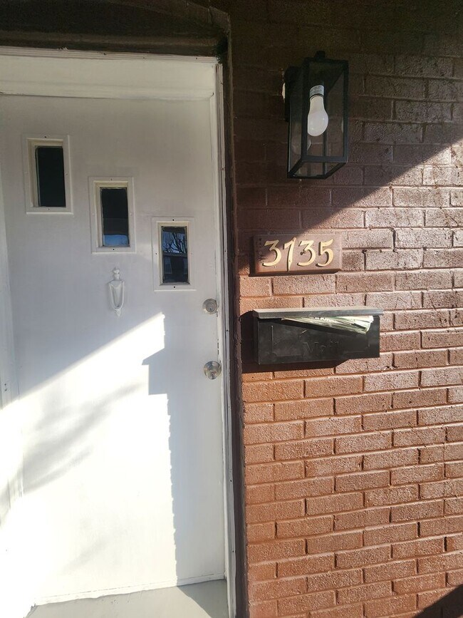 Building Photo - Charming 2 Bedroom Home with Backyard & In-Unit Washer/Dryer