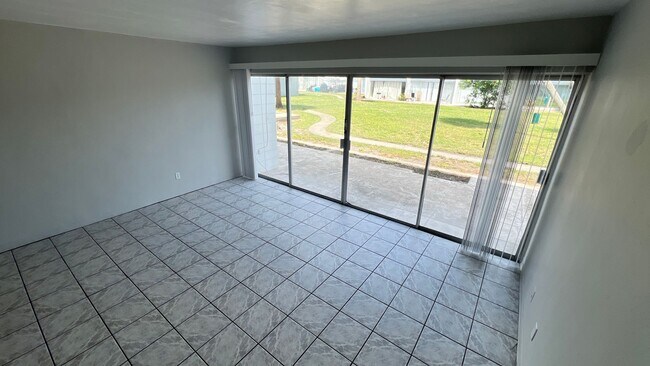Foto del edificio - "Month of Rent FREE" Charming 2 Bedroom, 1 Bathroom Home in the GATED COMMUNITY of Hilltop Apartm...