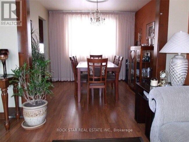 Photo du bâtiment - 5905 Hillcrest Crescent
