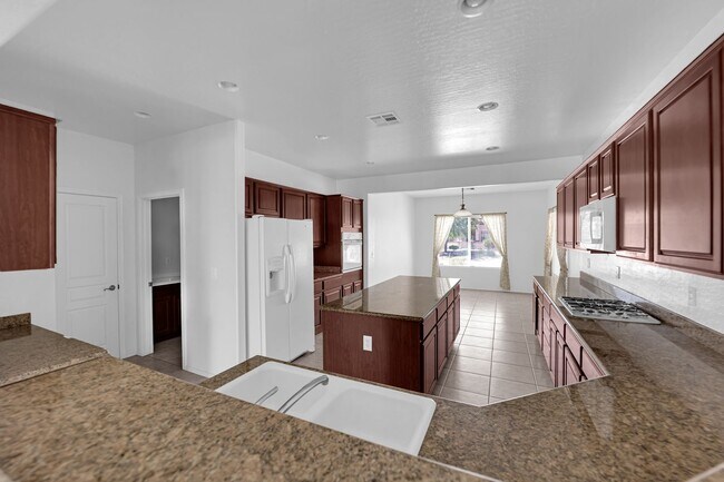 Foto del edificio - Huge 2 bedroom, 2 bath house with a Den on...
