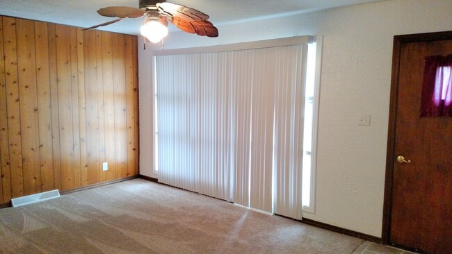 Building Photo - Two Bedroom House in Jefferson Hills With Central Air And Detached One Car Garage - Fenced In Yard