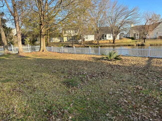 Foto del edificio - 3 x 2 with garage and pond view