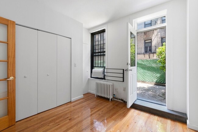 Building Photo - 215 E 88th St