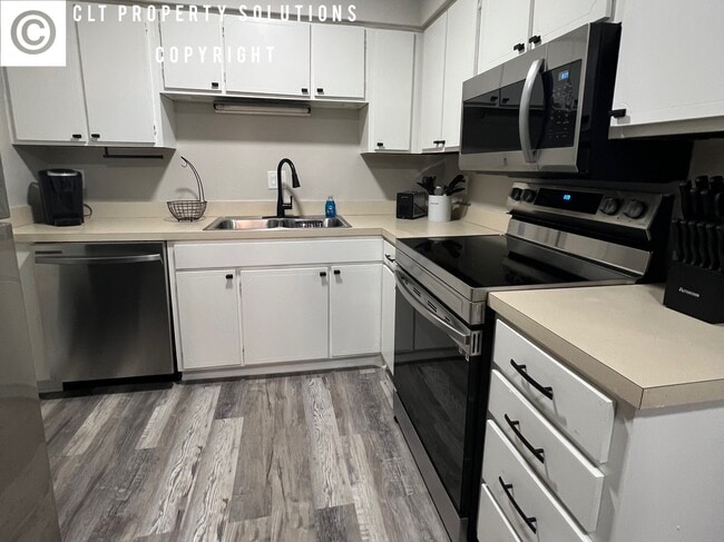 Kitchen - 1914 Meadowlark Ln
